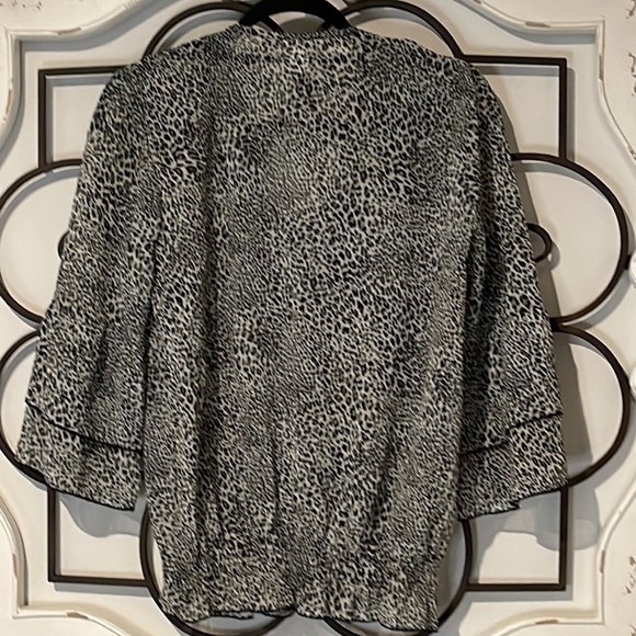 CACHE LEOPARD PRINT BELL SLEEVE BLOUSE SIZE SMALL - Picture 9 of 10
